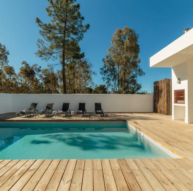 piscine avec terrasse bois à Jarnac en Charente 16