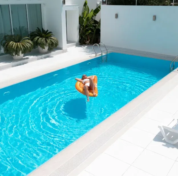 piscine avec femme qui se baigne à Jarnac en Charente 16
