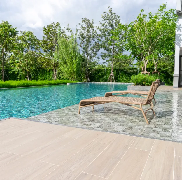 piscine avec terrasse en carrelage à Jarnac en Charente 16